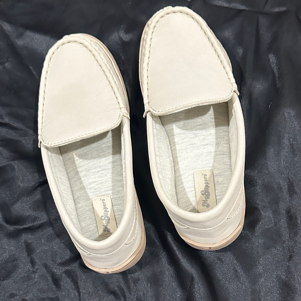 Women’s beige leather slippers